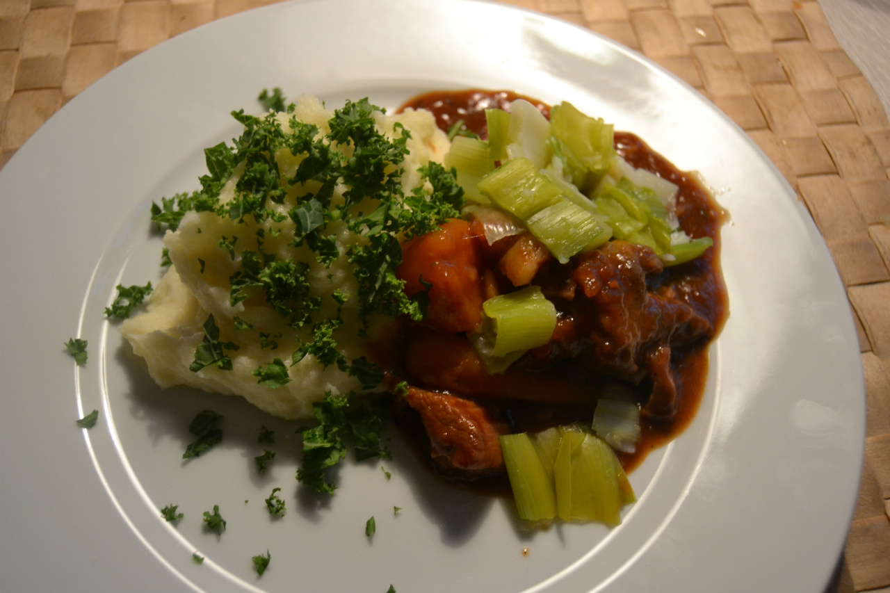 Osso buco med masser af rodfrugter og kartoffelmos og hakket grønkål som det grønne drys :-)
