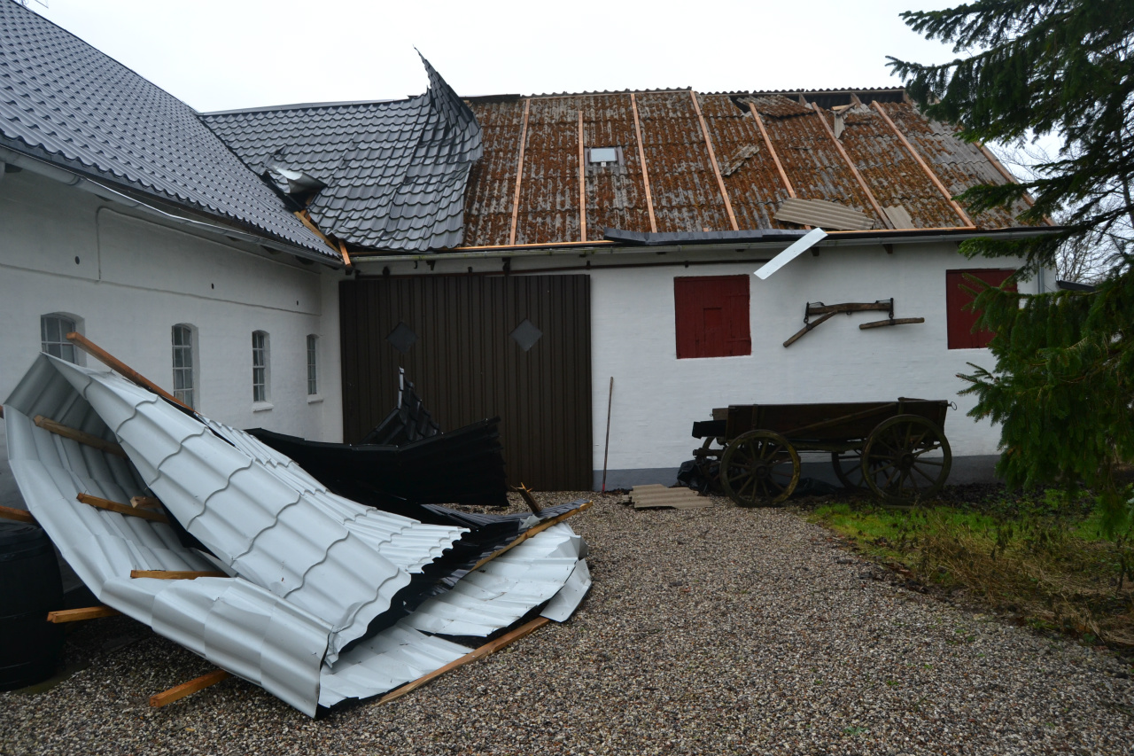 Naturen viste sig ikke fra den pæne side da stormen Gorm rasede..så voldsomt at en stor del af taget på laden blev flået af og kastet flere meter væk.
