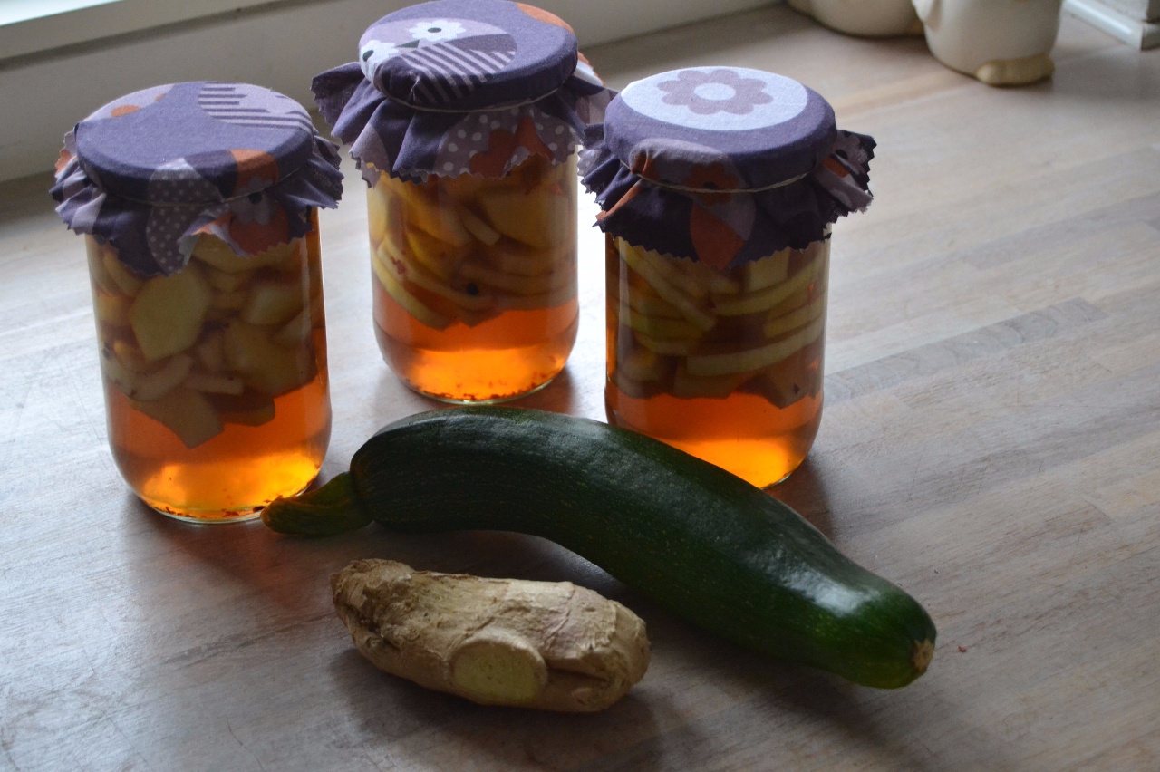 Med en stor urtehave der bugner af afgrøder i overflod må kreativiteten i spil..så der bliver fremstillet både æblechutney, æblemost, æblechips, syltede rødbeder og her: syltede squash..så kan vinteren godt begynde.

With a large vegetable garden overflowing with crops in abundance one needs to be creative .. therefore I have made both apple chutney, apple juice, apple chips, pickled beetroots and here: pickled squash..so now may winter well start.