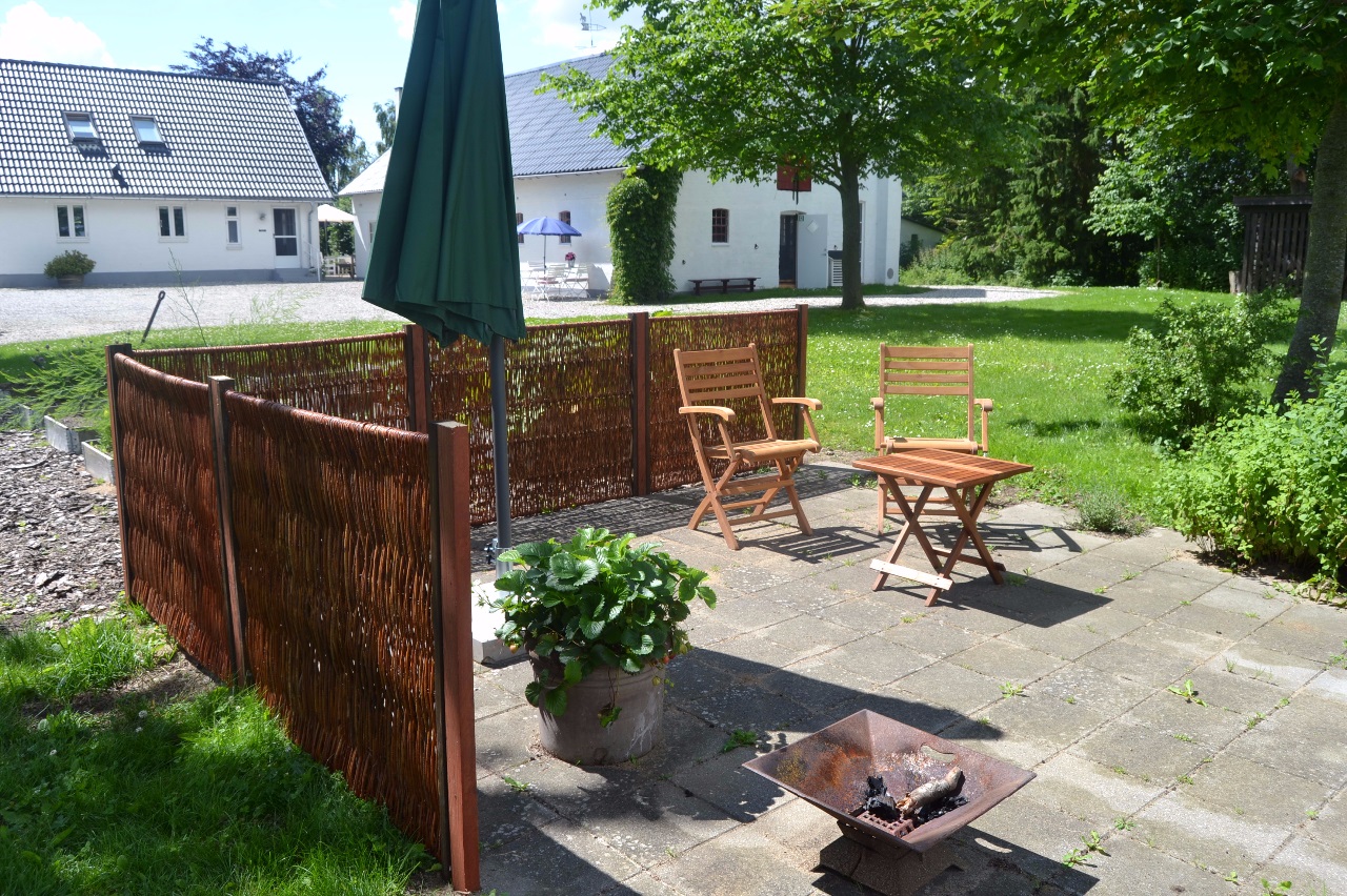 En lidt trist terrasse som aldrig rigtig er taget i brug, er nu forvandlet til en hyggelig siddekrog og solnedgangsterrasse.  Et pileflethegn skærmer af for vind og indkig. Vi blev inspireret da vi oplevede at et par af vores gæster en aften var rykket sammen med tæpper og ild i bålfadet, alt imens de lyttede til nattergalens sang til langt over midnat..så fint.


A slightly sad terrace, which has never really been used, has now been transformed into a cozy seating area and a sunbathing terrace. A pile-fence shields off for wind and watch. We were inspired when we saw that a couple of our guests had a night together with carpets and fire in the bonfire, while listening to the nightly song for long over midnight.