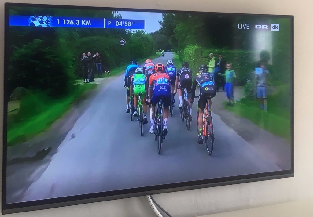 Når man som os bor på landet så er det ikke her dag der sker noget opsigtsvækkende..men i går var en undtagelse. Post Nord Danmark Rundt, er et cykelløb der foregår hvert år. Og i år lagde de vejen forbi Hæstvej..det ville vi ikke gå glip af :-)
