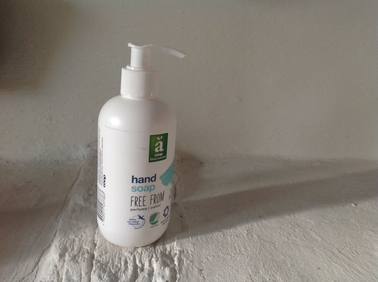 Flere og flere er plaget af allergi, eller sensivitet overfor kemi og stærke dufte. Derfor er jeg meget bevidst om at miljøet i og omkring vores b&b er så allergivenligt som muligt, og derfor bruger jeg neutral vaskemiddel i mit linnedvask, det bliver hængt til  tørre udendørs, så dufter det dejligt af frisk luft..og for hvert hold gæster bliver topmadrasser, dyner og puder hængt udenfor til luftning, desuden bliver der luftet ud flere gange hver dag. Her kommer heller ingen kæledyr indenfor af samme grund😊