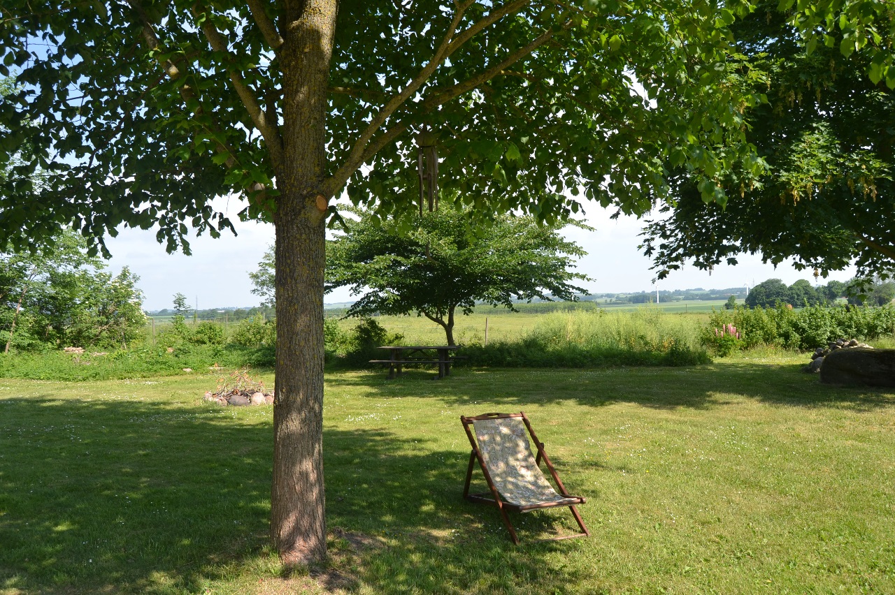Efter mange dage med fuld sol og masser af varme, er skyggestederne mere og mere kærkomne. På en hyggelig søndagstur lagde vi vejen forbi flere loppemarkeder og fandt bland andet denne liggestol som meget passende fik en plads i skyggen.