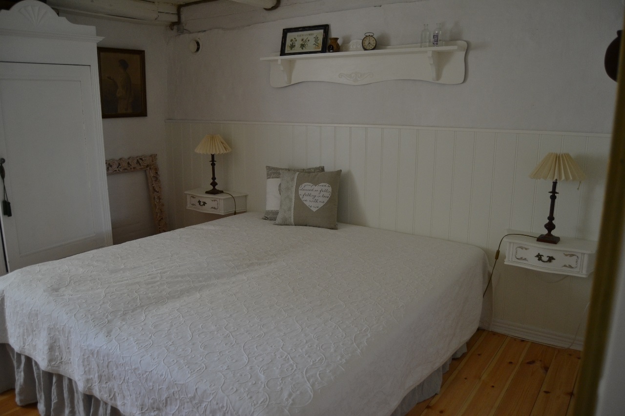 Gæsteværelset har fået en tiltrængt make-over, så det nu fremstår mere lyst og venligt. Lidt forandring må der til. Hylde og sengeborde er loppefund som har fået en gang kalkmaling og efterbehandlet med voks. Jeg nyder at give gamle ting nyt liv 😊