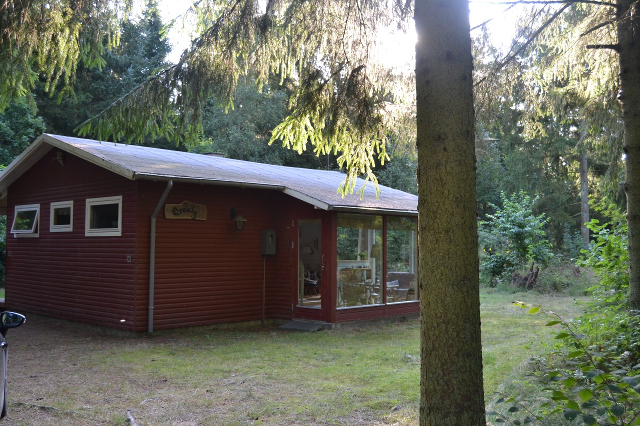 Det er muligt at leje vores hyggelige sommerhus i sommermånederne. Huset er omgivet af høje graner, tæt ved Gudenåen. Her finder man en helt særlig ro, og en følelse af at være langt væk fra alting. Man hører kun lyden af fuglenes sang og vinden i trætoppene. Se mere under fanen 
