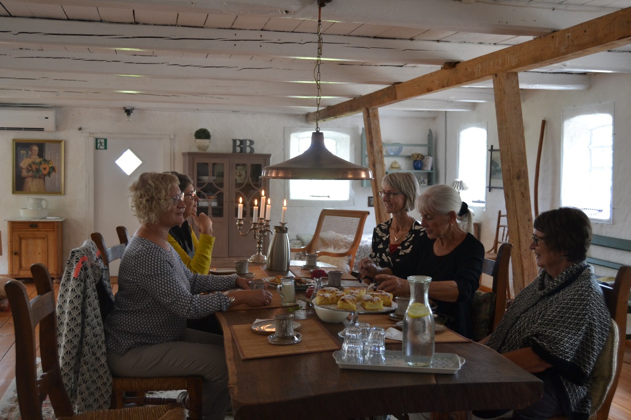 En lille pause inden det næste hold gæster ankommer, blev udnyttet til at samle  en lille flok damer til kaffebord en fredag eftermiddag.  Superhyggeligt var det. En af pigerne overvejer selv at åbne en b&b og ville gerne have lidt inspiration til at komme i gang. Så her blev knyttet nye venskaber. Det er livet når det er bedst!