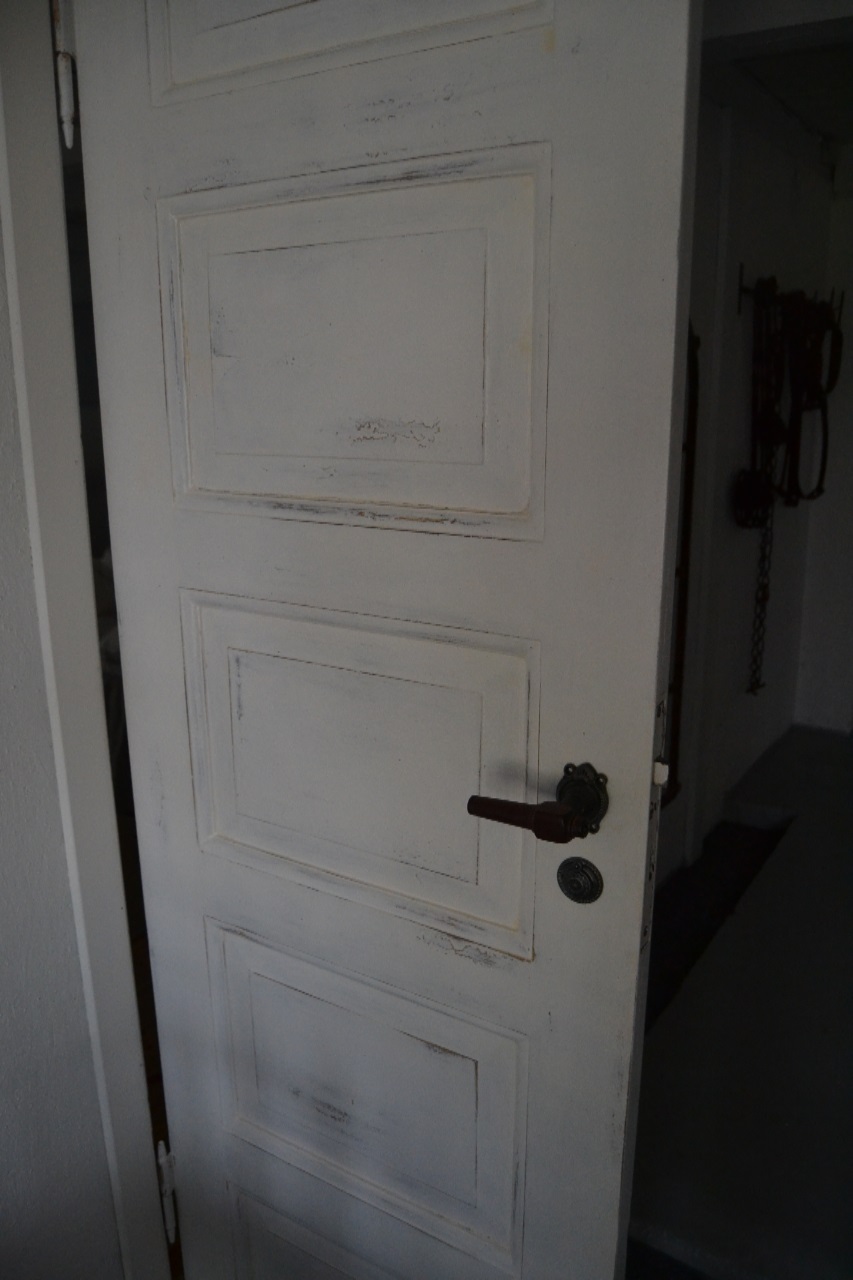 Så fik den gamle dør nyt liv, og er nu monteret, takket være min dygtige handymand. Det er bare blevet så fint, og den passer perfekt ind i stilen.

Then the old door got a new life and is now fitted thanks to my skilled handyman. It just got so nice and it fits perfectly into the style.