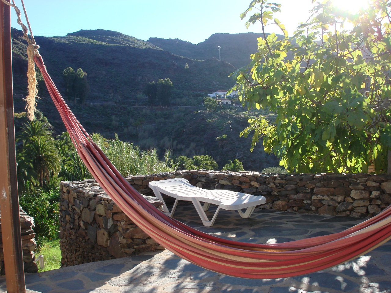 ...men hjemme bedst. En dejlig uge i sydens sol er ovre, og vi er tilbage i det kolde Danmark. Vi har nydt solen og varmen, og boet tre forskellige steder på øen Gran Canaria. Hjemmefra havde vi booket ophold hos private, som udlejede deres feriebolig. Her boede vi først højt oppe i bjergene, i en lille by, Tejeda, sammen med de lokale. Dernæst gik turen ned midt på øen, til Fatagadalen, og sidst kørte vi lidt sydligere, tæt på havet, i byen, Mogan. Vi føler vi har nået at opleve rigtig meget på en uge. Vi er også blevet inspireret på turen i forhold til vores eget b&b herhjemme. Sjovt at prøve at være gæster i stedet for værter. Det har vi lært en hel masse af.

 A lovely week in the south is over and we are back in cold Denmark. We have enjoyed the sun and the heat and we lived in three different places on the island of Gran Canaria. From home we had booked a stay with private people who rented their holiday home. We lived here high up in the mountains, in a small town, Tejeda, with the locals. Then we went down the middle of the island, to the valley of Fataga, and at last we drove a little south, close to the sea, in the city of Mogan. We feel we have been experiencing a lot in a week. We have also been inspired on the trip compared to our own b & b at home. Fun to try to be guests instead of hosts. We have learned a lot of it.
