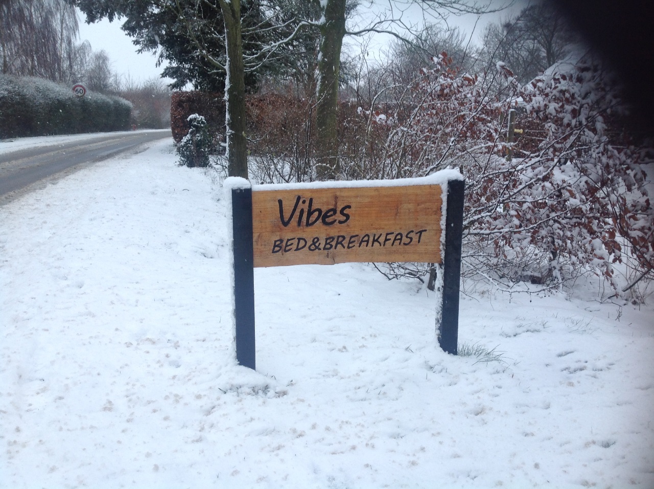 Ingen vinter uden sne..det er så fint når det hele får et hvidt drys..fra gråt og trist, til lyst og hvidt. Jeg nyder alle årstider med hver deres charme..vinteren er en af dem😊