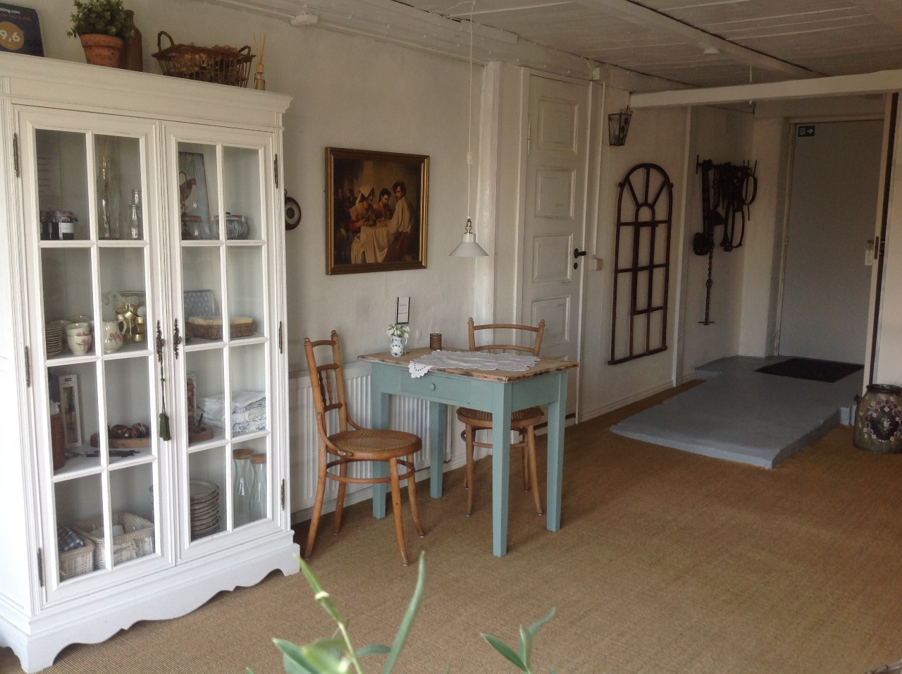 En fin forvandling blev det til med et nyt sisaltæppe i indgangspartiet. Der er nu afsluttet med fodpaneler, som bare fuldender billedet😊

A nice change came with a new sisal blanket in the entrance area. Now finished with skirting boards that just complete the picture😊