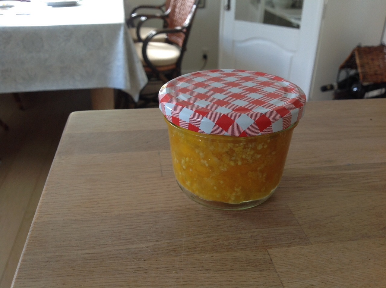 Fik dette fine glas hjemmelavede appelsinmarmelade med hyldeblomst af mine søde gæster som netop er ankommet fra Holland. Og mums det smager..bliver vist nødt til at bede om opskriften😋