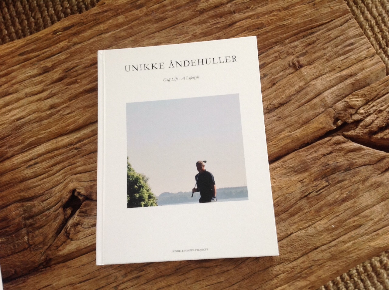 For snart to år siden havde vi besøg af Barbara og Steen, som var i gang med at samle inspiration til en coffee-table book om golf livsstilen,de ville udgive. I dag modtog vi i et eksemplar af bogen, som vi vil glæde os til at dykke ned i. Se www.lundescheel.dk
