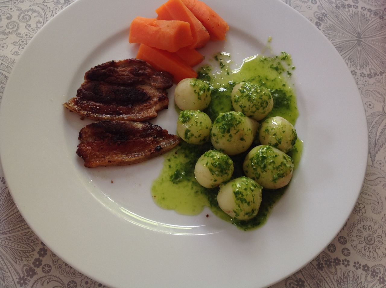 Et højdepunkt er når vi kan grave de første kartofler op..og som her servere med stegt flæsk og rucolapesto..rucola også af egen avl..det bliver ikke bedre😊