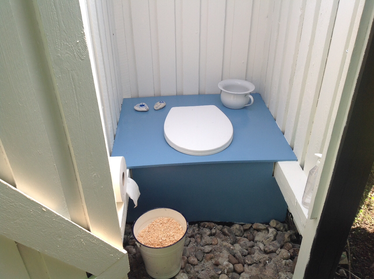 Den lille gæstehytte er nu klar til at modtage gæster, som har mod på at prøve at overnatte lidt primitivt..og dog stadig hyggeligt. Her er installeret både muldtoilet og udebrus i forbindelse med hytten. Det bliver godt😊