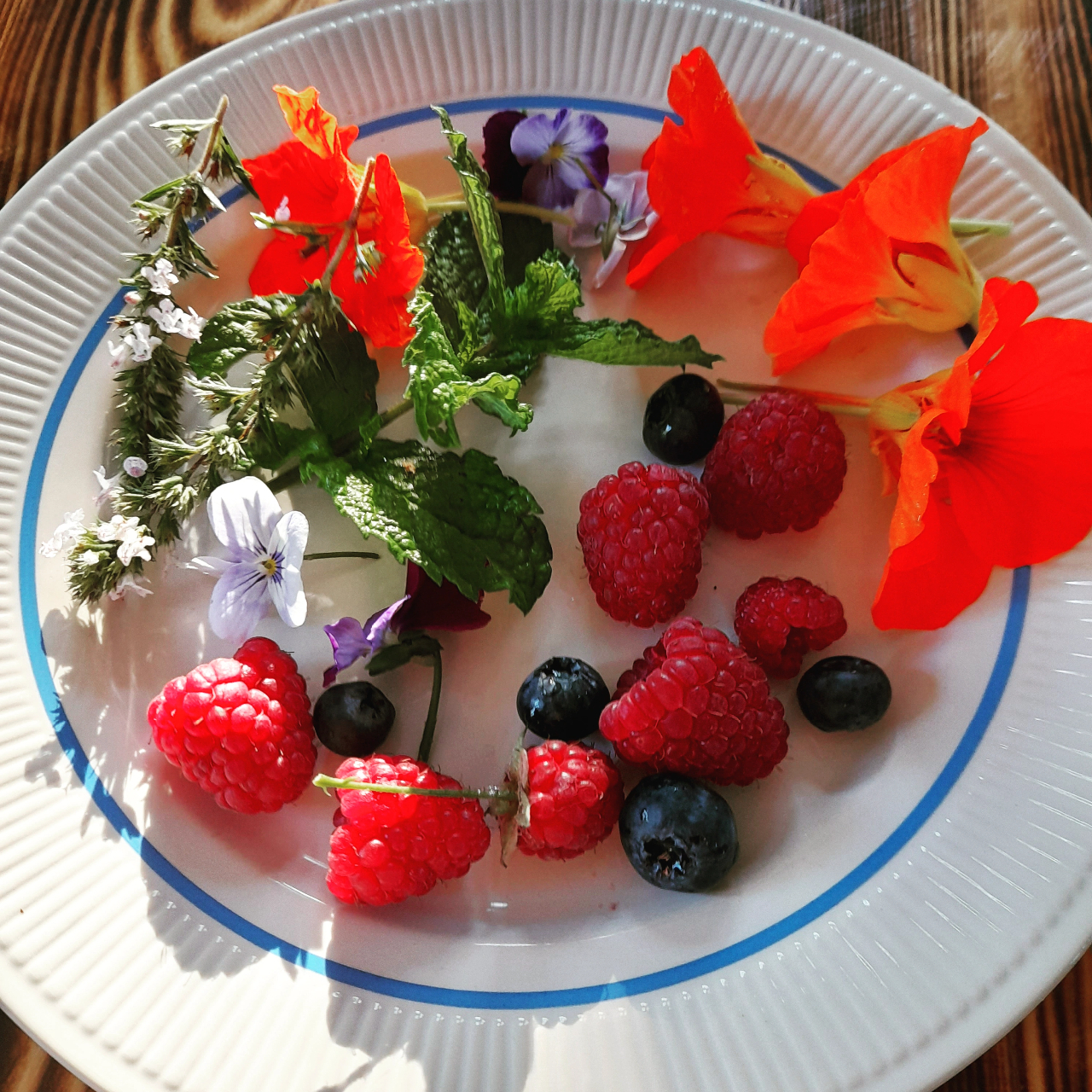 Sommeren igennem går vi ud og henter spiselige blomster, bær og urter som pynt til morgenmaden. Vi spiser jo også med øjnene :)