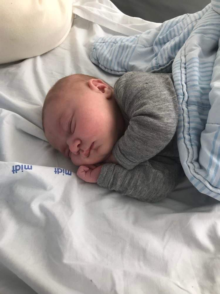 Vi er blevet bedsteforældre til den fineste lille pige. Hvilken gave!  Sund og velskabt. Vi glæder os til mange hyggelige stunder med hende🧡